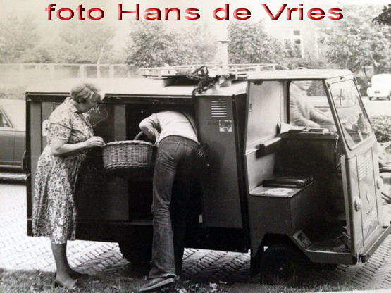 Fam Fotos 
Bakkerskar. In mijn schoolvakanties reed ik in een bakkerskar van Hendrikse een broodwijk als de broodventers zelf op vakantie gingen. (Deze foto is genomen voor ons huis op het Moensplein waar wij woonden van1970 tot 1980. Mijn moeder figureert als klant.


Keywords: bwijk Fam