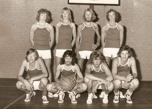 Basketbal vereniging Springvloed uit Wijk aan Zee
Basketbalvereniging Springvloed opgericht 1973 door Gerrit Cupido
Met Martin Bosman, Louis Van Vliet, Wim Zwemmer, Artuur Bosman, Kees Schelvis, Rob Hietbrink, Herman Peekel en Frans Schelvis.

foto: Frans Schelvis jr.
Keywords: basketbal vereniging waz