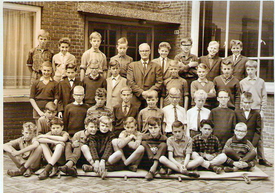 Bavo School
Foto Bavoschool: Foto uit 1964. De zesde klas met in het midden het hoofd der School de heer Tol.

foto: Frans Pel
Keywords: bwijk Bavoschool scholen