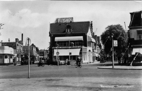 Breestraat hoek Koningstraat
Waar nu de bejaardenappartementen van Ackerdam staan, was voorheen het garagebedrijf annex reisbureau van de Gebroeders Oostrom gevestigd. In 1963 werd het een VVV kantoor. Het huis met de zonneschermen midden op de linker foto is Restaurant Bellevue, Het was de plaats waar veel verenigingen onderdak vonden en vergaderden. Restaurant Bellevue was indertijd ook één van de weinige zaken met een nachtvergunning. In 1979 volgde sloop en later nieuwbouw door de Banque de Paris en des Pays-Bas, die toen al enige tijd gevestigd was aan de Velserweg (Kennemer Hotel). Het heeft enige tijd geduurd voor er met de nieuwbouw werd begonnen, want de bank werd pas op 11 november 1982 geopend. Het lukte de bank hier in Beverwijk echter niet en men vertrok. Nu biedt het gebouw huisvesting aan enkele andere ondernemingen.  

Bron: boek “Dit was Beverwijk”, auteurs: J.M. Van der Linden/ W. A. Spruit                 
Bewerking: Co Backer

foto: Coen Niesten
Keywords: Breestraat bwijk Koningstraat