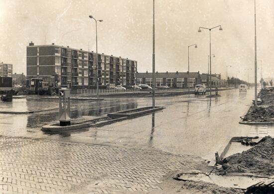 Beneluxlaan
Beneluxlaan aan de kant van Heemskerk, foto gemaakt in 1970, gesloopt in 2005 voor nieuwbouw.
Keywords: bwijk Beneluxlaan