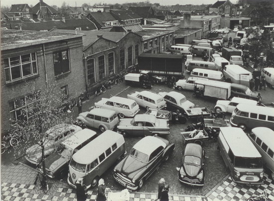 Bloemenveiling aan de Markt
Bloemenveiling, aan de Markt, pracht foto van die auto's, en gebouwen.

Bedankt voor de foto Wendy...

foto: Wendy Dreesmann.
Keywords: markt veiling bwijk