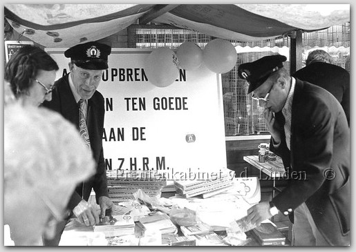 Personen
KNRM stand 18-8-1977 met links op de foto Leo Aardenburg (geb. 27-7-1923 - ovl. 30-8-2994)  rechts Henk Brasser (geb. 6-7-1932 - ovl. 16-12-2004)
Keywords: waz knrm aardenburg brasser