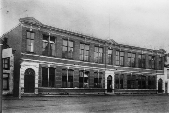 Breestraat
Openbare lager school aan de Breestraat. De school is in 1924-1925 afgebroken. Later stond hier het Luxor Theater, rechts is nog een klein stukje van Hotel ter Burg te zien.
Keywords: bev breestraat