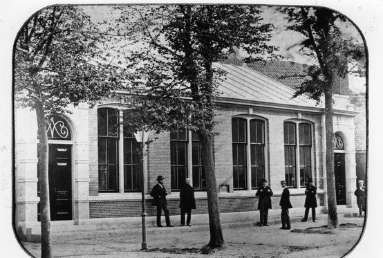 Breestraat
Openbare school aan de Breestraat omstreeks 1890
Keywords: bev breestraat