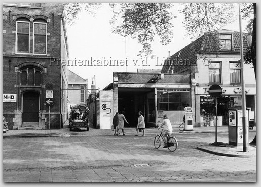 Breestraat
Breestraat 1970 garage van der Leden (taxi 3000)
Keywords: bew breestraat