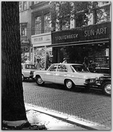 Breestraat
Breestraat de winkel straat van Beverwijk en omgeving, ja dat was toen. Er was n ventweg waar je je auto mocht
parkeren (gratis) er waren leuke winkels zoals je hier op zie o.a. Stoutenbeek,Sun-art.

foto Han vd linden
Keywords: bew breestraat