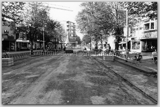 Breestraat
Breestraat anno 1979, het begin van de achter uitgang van de breestraat her bestrating bomen gerooid winkels weg.
Keywords: bew breestraat