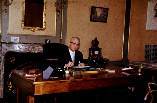 Burgemeester Bruinsma (1 januari 1957 tot 27 juli 1975)
Burgemeester Jan Gerben Stephanus Bruinsma, geboren in Utrecht op 8 juli 1913 en hij was lid van de KVP.
Na het gymnasium doorlopen te hebben werd hij in september 1933 volontair bij de gemeentesecretarie van Oudewater. Ruim een jaar later werd hij bij de gemeente Utrecht ambtenaar ter secretarie. Hij bracht het bij de Utrechtse gemeentesecretarie tot chef van de afdeling bevolking voor hij daar begin 1943 opstapte en uit Nederland vertrok in een poging om de grens met het neutrale Zwitserland te kunnen oversteken. Omdat hem dat niet lukte keerde hij terug en kreeg een leidende positie in het verzet in Zuid-Holland onder de naam 'Joost van Rijn'. Na de bevrijding werd hij secretaris van de propaganda-commissie van Nederlands Volksherstel (NVH). Eind 1945 werd hij benoemd tot adjunct-secretaris en chef van de afdeling Justitie en Politie van het Centraal Orgaan op de Zuivering van het Overheidspersoneel (COZO). In juli 1946 werd hij benoemd tot adjunct-secretaris van de commissie – Patijn (commissie onder voorzitterschap van Patijn die de regering adviseerde voordat overgegaan werd tot definitief ontslag op basis van het zuiveringsbesluit). Daarnaast was hij lid van de gemeenteraad van Delft. In maart 1947 werd Bruinsma benoemd tot burgemeester van Bolsward en op 1 januari 1957 volgde zijn benoeming tot burgemeester van Beverwijk. Onder zijn verantwoordelijkheid werd op 6 januari 1965 het stadskantoor officieel geopend samen met het winkelcentrum de Wijkerbaan. Uitgangspunt van de bouw van een nieuw stadskantoor was het vooruitzicht op een fusie van Beverwijk en Heemskerk als één grote Staalstad waarbij het stadskantoor als centrumpunt zou dienen. Op 6 januari 1965 werd het nieuwe stadhuis geopend en op de torenflat van 13 verdiepingen werd bovenop getooid met de zogenaamde kajuit. Deze werd door de gemeente van Beverwijk gebruikt als vergader en ontmoetingsruimte.  Burgemeester Bruinsma had vanuit de kajuit als een kapitein willen uitkijken over zijn Staalstad maar de fusie tussen Beverwijk en Heemskerk werd nooit gerealiseerd. Op bovenstaande foto die gemaakt is in 1968 toen de gemeente Beverwijk met de burgemeester voorop actie ging voeren tegen de plannen tot een gemeentelijke samenvoeging van Beverwijk, Heemskerk en IJmuiden. Burgemeester Bruinsma overleed tijdens zijn burgemeesterschap op 27 juli 1975 op 62-jarige leeftijd.

Tekst: Co Backer   
Keywords: bwijk Burgemeester Bruinsma