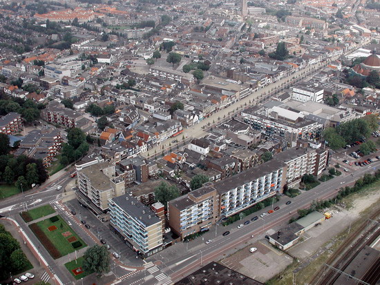 Breestraat
De Breestraat en het Stationsplein van uit de lucht gezien. Foto:westzaansedigitalebeeldbank
Keywords: breestraat Luchtfoto Panorama