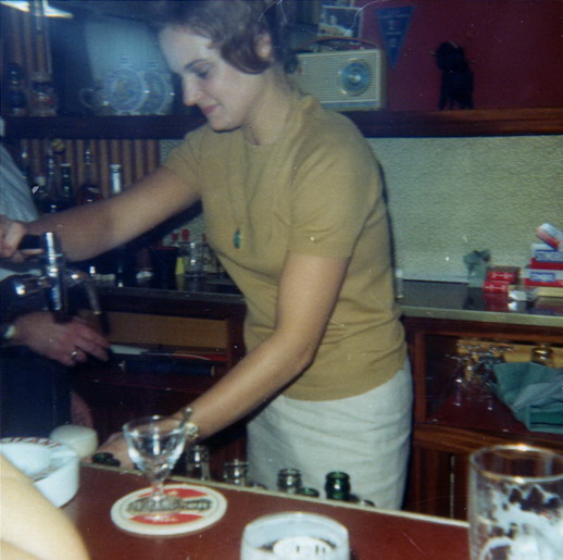 personen uit beverwijk
Cafe Koopman Meerstraat 132 met bezoekers anno 1967
Keywords: bwijk cafe koopman