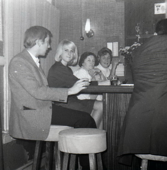 personen uit beverwijk
Cafe Koopman Meerstraat 132 met bezoekers anno 1967
Keywords: bwijk cafe koopman