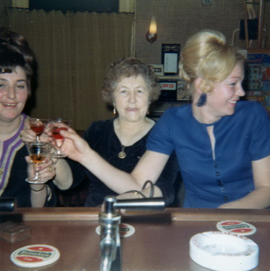 personen uit beverwijk
Cafe Koopman Meerstraat 132 met bezoekers anno 1967
Keywords: bwijk cafe koopman