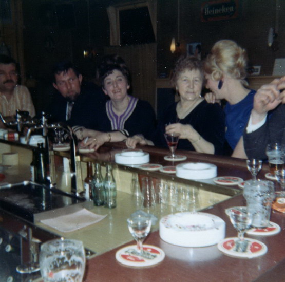 personen uit beverwijk
Cafe Koopman Meerstraat 132 met bezoekers anno 1967 Uitbater was Jacob Klijnzoon
Keywords: bwijk cafe koopman