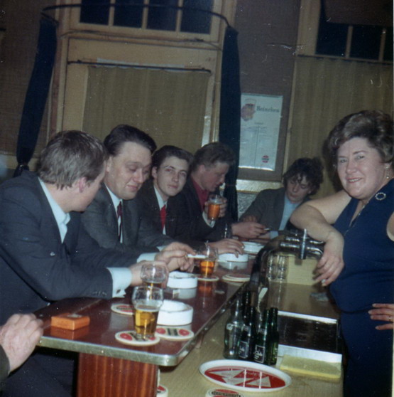 personen uit beverwijk
Cafe Koopman Meerstraat 132 met bezoekers anno 1967 Uitbater was Jacob Klijnzoon
Keywords: bwijk cafe koopman