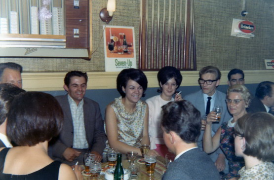 personen uit beverwijk
Cafe Koopman Meerstraat 132 met bezoekers anno 1967 Uitbater was Jacob Klijnzoon
Keywords: bwijk cafe koopman