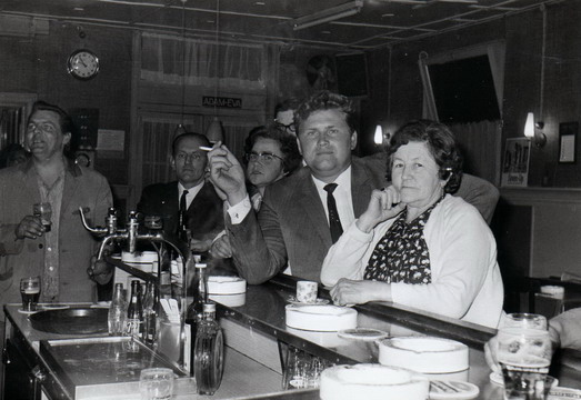 personen uit beverwijk
Cafe Koopman Meerstraat 132 met bezoekers anno 1967 Uitbater was Jacob Klijnzoon
Keywords: bwijk cafe koopman