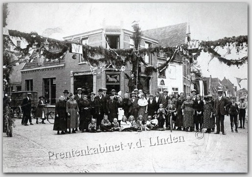 Personen
Chr. Duin als jongen met matrozenkraag op de hoek Koningstraat - Peperstraat anno 1892  Foto Prentenkabinet J. v.d. Linden
Keywords: bwijk duin koningstraat peperstraat