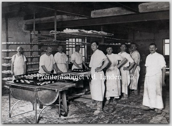 Bedrijven Beverwijk
Personeel COOP Bakkerrij aan de Alkmaarseweg  anno 1920   eigen foto
Keywords: bwijk coop personeel bakkerij alkmaarseweg