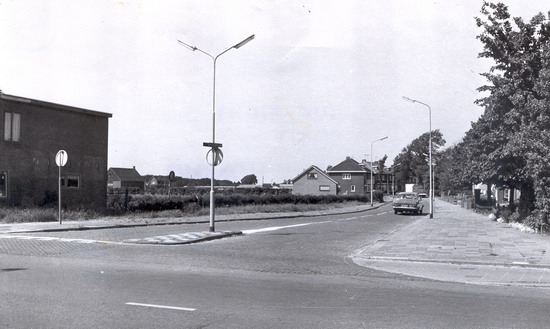 Creutzberglaan
In onze gemeente bevinden zich een aantal lunetten, waarvan er minstens zes - van de oorspronkelijke 26 - goed bewaard zijn. Sommige zijn zelfs gerestaureerd. Op een van de lunetten aan de Creutzberglaan bevindt zich een monument. De Beverwijkse lunetten zijn in 1799 gebouwd in opdracht van de Bataafse republiek. Dit gebeurde onder commando van de Bataafse kolonel Cornelis Kraijenhoff. Gekozen werd voor Beverwijk, omdat Holland daar aan het begin van de 19e eeuw nog op z'n smalst was  en dus gemakkelijk te verdedigen. Doel was het voorkomen van een inname van Amsterdam door anti-napoleontische troepen. Een volgende invasie vond nooit meer plaats en de lunetten zijn verder nooit meer perationeel geweest. De linie van lunetten van de duinenrij bij Wijk aan Zee tot aan het toenmalige Wijkermeer wordt ook de Linie van Beverwijk genoemd. Samen met de Linie van Noord-Holland (waterlinie) vormde het de Linie Monnickendam - Wijk aan Zee.

Bron: boek “Dit was Beverwijk”, auteurs: J.M. Van der Linden/ W. A. Spruit                 
Bewerking: Co Backer
Keywords: bwijk Creutzberglaan