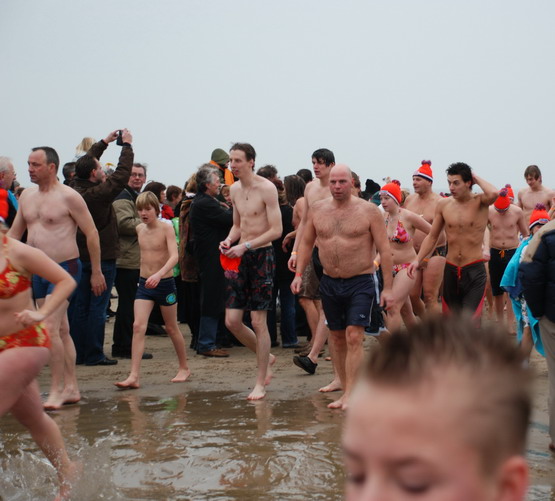 Strand
Donderdag 1 jan. 2009  nieuwjaarsduik met de kou kleumers na koude duik? op weg naar de snert. foto JL
Keywords: waz nieuwjaarsduik