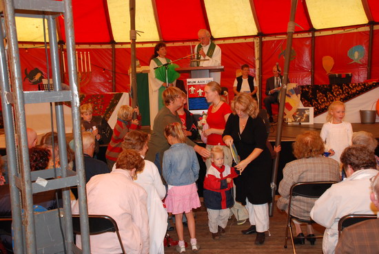 Personen uit dorp
Personen uit dorp, kinderen bij de dienst 2007 op de dorpsweide.

Foto jl
Keywords: waz Personen uit dorp