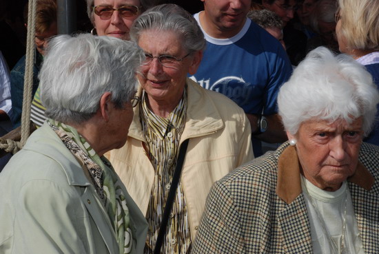 Personen uit dorp
mevr Vessies en mevr Schellevis(van op honk) in de duinweg.

foto jl
Keywords: waz Personen