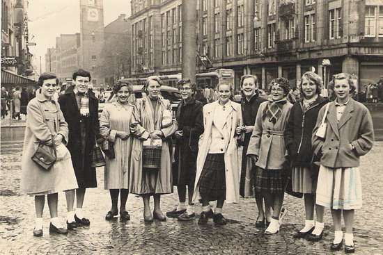 Dagje uit in Amsterdam
Bijgaand een foto uit 1955. De gidsen van Wijk aan Zee zijn een dagje uit in Amsterdam.
Op de foto staan v.l.n.r.: Paula Bodewes, Joke Kunnen, Gre van Zijl, Coby Kunnen, Henny Bodewes, Paula Holthaus, Afra v.d. Reep, Elly van Dijk, Ida Schellevis en Lia v. Wilgenburg.

foto: Frits de Reep.
Keywords: waz personen