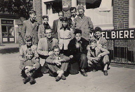 Personen uit Dorp
Een foto uit 1954 genomen voor het patronaatsgebouw (beheerd door de hr. Kloes) te Heemskerk t.g.v. het dauwtrappen met het jongensgilde uit Wijk aan Zee.
Op de foto staan de volgende personen, staand (vlnr):\r\nGerrit v.d. Braber, v. Tunen, Jan Schellevis, Egbert Snijders (de wrakkenspecialist), Valk, Willem Bruinenberg. 2e rij (vlnr): Sjaak Stolp, Joop de Wit, Freek v.d. Meij, Peter de Boer, Bol. zittend:\ Frits v.d. Reep en Ton Handgraaf.

foto: Frits vd Reep
Keywords: waz personen