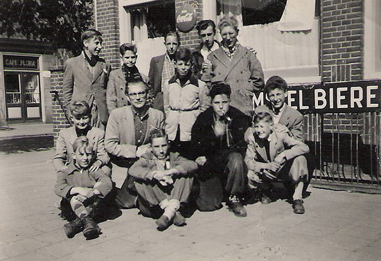 Personen uit Dorp
Een foto uit 1954 genomen voor het patronaatsgebouw (beheerd door de hr. Kloes) te Heemskerk t.g.v. het dauwtrappen met het jongensgilde uit Wijk aan Zee.
Op de foto staan de volgende personen, staand (vlnr):\r\nGerrit v.d. Braber, v. Tunen, Jan Schellevis, Egbert Snijders (de wrakkenspecialist), Valk, Willem Bruinenberg. 2e rij (vlnr): Sjaak Stolp, Joop de Wit, Freek v.d. Meij, Peter de Boer, Bol. zittend:\ Frits v.d. Reep en Ton Handgraaf.

foto: Frits vd Reep
Keywords: waz personen