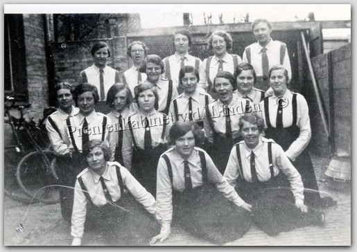 Personen
De Graal beverwijk 1933 - 1934  Foto Prentenkabinet J. v.d. Linden
Keywords: bwijk de graal