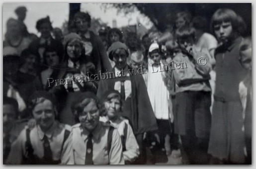 Personen
De Graal Beverwijk 1933 - 1934  Foto Prentenkabinet J. v.d. Linden
Keywords: bwijk de graal