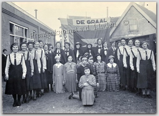 Personen
De Graal Beverwijk 1933 - 1934 links voor Coba Bakker   Foto Prentenkabinet J. v.d. Linden
Keywords: bwijk de graal coba bakker