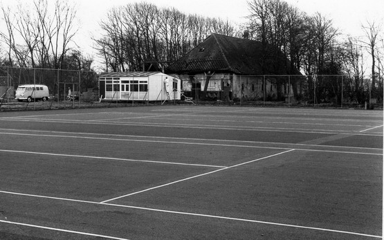 Dem Tennispark
Dem Tennispark op de achtergrond Adrichemhoeve   Foto Hans Blom
Keywords: bwijk dem