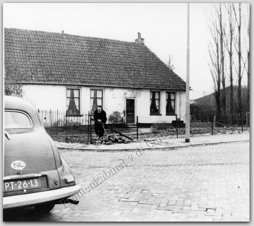 Dhr. Baltus voor zijn woning  Foto Prentenkabinet v.d. Linden
Keywords: bwijk baltus