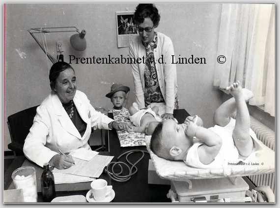 personen beverwijk
Dr. Hoogeboom Kinderarts anno 1 januari 1971   eigen foto
Keywords: bwijk hoogeboom kinderarts