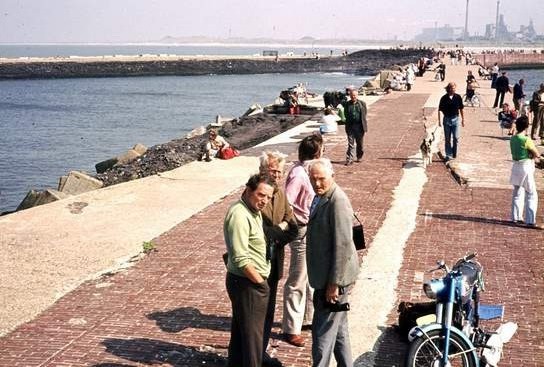 Personen uit Wijk aan Zee
Hr Bodewes, Hr Bos en L Durge op de pier kijken naar de Sail in 1980.
Keywords: personen waz