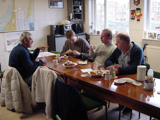 In het boothuis 
In het boothuis October met van links naar rechts Roel Datema / Mark v/d Linde / Ronald v/d Berg / Willem Warmenhoven.

foto Dennis Schuyt
Keywords: waz knrm