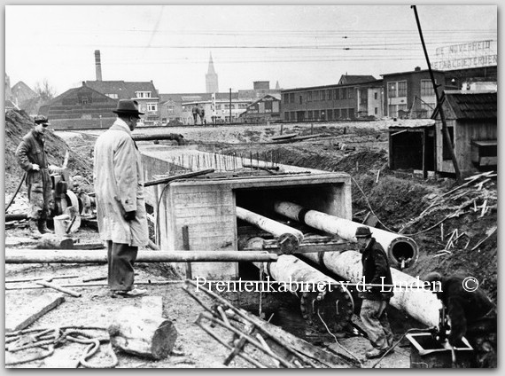 Bedrijven Beverwijk
Een buizen tunnel tbv leidingen onder de rijksweg en de spoorweg door. 
Gasbedrijf Beverwijk foto 1956 
Keywords: bwijk Elektra & Gasbedrijf Beverwijk