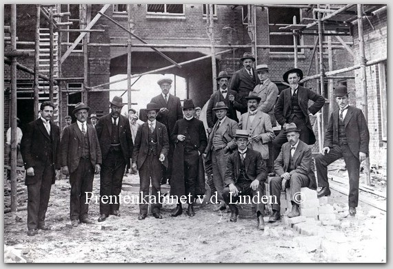 Bedrijven Beverwijk
Eerste steenlegging St. Agathadorp anno 1922  voorzitter W. Geijs, 2e voorzitter B.J.W. Garstenveld, Secretaris J. Steenvoorden, Penningmeester H. Boumans. In 1923 werd C. de Vries voorzitter. De woningen werden gebouwd door de N.N. Maatschappij voor houtbewerking "de Gebroeders"de Firma Hergarden. Architect N.H.M. Scholten te Heemstede en M.J.E. Lippits. Rond April- Mei 1922 waren de eerste woningen gereed. Opzichter bij de bouw was M. Roozendaal. De Woningbouwver. St. Agatha was is opgericht op 12-12-1918, als onderafd. van de R.K. Volksbond. Geestelijk adviseur was Kap. Adr. J. Knots
Keywords: bwijk hergarden scholten st agathadorp