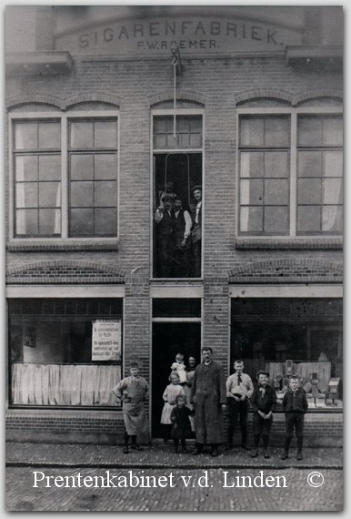 Bedrijven Beverwijk
Sigarenfabriek F.W, Roemer  eigen foto
Keywords: bwijk roemer sigarenfabriek