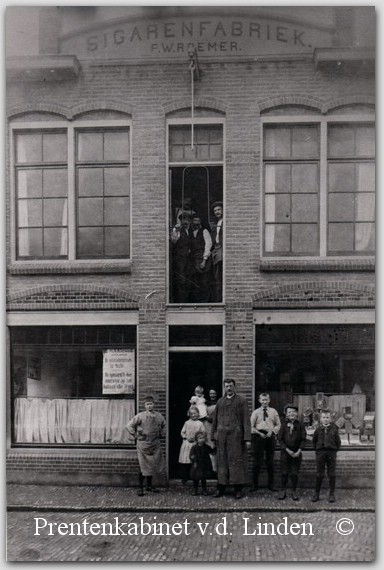 Bedrijven Beverwijk
Sigarenfabriek F.W, Roemer  eigen foto
Keywords: bwijk roemer sigarenfabriek