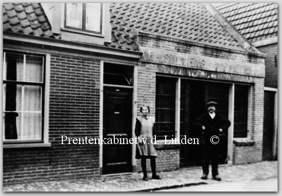 Bedrijven Beverwijk
Op de foto Vader Steevens met huishoudelijkehulp 
Keywords: bwijk steevens