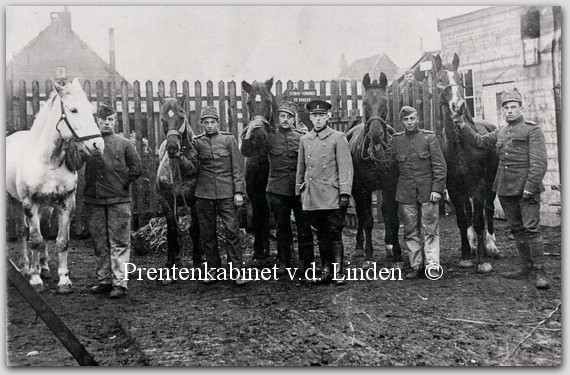 Bedrijven Beverwijk
P. Steevens tijdens de mobilisatie 1917 bij de paarden in de Delft   eigen foto
Keywords: bwijk steevens mobilisatie