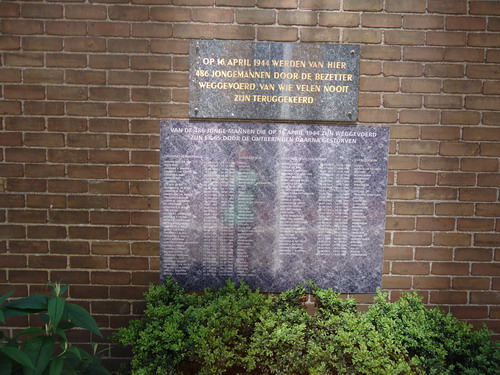 Gedenksteen 16 april 1944
16 april 1944 was voor Beverwijk en Velsen een inktzwarte dag. Die dag hield de Duitse Sicherheitsdienst een razzia. Het was een vergelding voor onder meer een aantal aanslagen op NSB-ers in Beverwijk en Velsen, met als laatste de dodelijke aanslag op de NSB groepsleider S.J. de Graaf.
Bijna vijfhonderd jongenmannen in de leeftijd van 18 tot 25 jaar werden ’s morgens vroeg uit hun bed gelicht en met de trein afgevoerd naar kamp Amersfoort. Via Amersfoort belandden zij in diverse Duitse kampen, zoals Braunschweig, Nietleben, Schopau, Ammendörf en Zöschen. 
Maar liefst 149 van hen overleefden de kampen niet. Frans Bruijns nam het initiatief een gedenksteen te plaatsen bij de plaats waar de jongemannen werden afgevoerd. Precies twintig jaar na de ‘zwarte dag’ werd de gedenksteen in 1969 onthuld. In 2005 werd daar een kunststof plaat aan toegevoegd met daarop alle namen van de slachtoffers.

Bron: Blik op Beeld, Tekstbureau Zonneveld & Thöne i.o.v. gemeente Beverwijk, 2006.
Foto en bewerking: Co Backer

Keywords: bwijk Monumenten