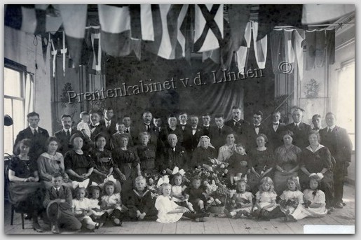 Personen
Gehele familie Tabak uit Beverwijk anno 1920     Foto Prentenkabinet J. v.d. Linden
Keywords: bwijk tabak