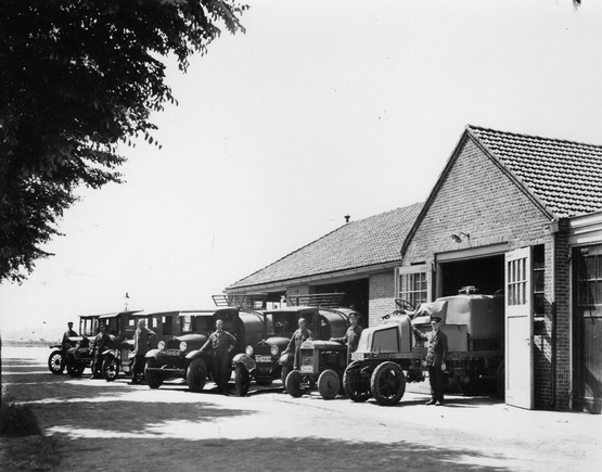 Autopark van de Gemeentelijke Reinigingsdienst bij de garage. Deze garage stond op een plek waar nu ongeveer de A 9 is en dicht bij de garage was de Zwaaihaven. v.l.n.r. staan bij de auto's D. Pletting, G. Galesloot, Arie Thomas, Jan Versluis, Daan v.d. Werf, en Cor Steyn.
Keywords: bev gasfabriek