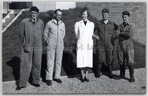 Personen
Medewerkers Gem. Beverwijk 1953 H.J.W. Gordijn, A.J. van Helvert, H. v.d. Pol, L. Michel      foto J.versteeg
Keywords: bwijk gordijn helvert v.d. pol. michel