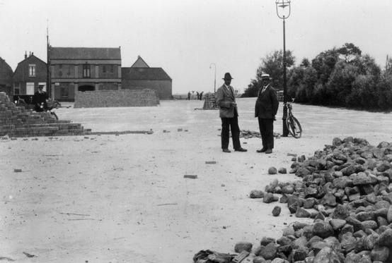 Gemeente Beverwijk
Gemeente architect Dhr. de Bie (r) met opzichter Dhr. J. Koeten. Op de achtergrond de kolenschuur van P. van Wijngaarden waar later de kopergieterij "de Nijverheid" werdt gevestigd.
Keywords: bev gemeente