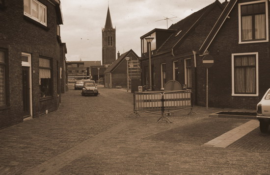 Hofdijkstraat
Willem Jacob Hofdijk overleed 29 augustus 1878 op tweeënzeventigjarige leeftijd in Arnhem. Hij was een vergeten Nederlandse letterkundige, geboren in Alkmaar. Als onderwerp koos Hofdijk voornamelijk de legenden en geschiedenis van deze streek en werd daarom wel "de minstreel van Kennemerland" genoemd. Hij werd bekend door "Kennemerland", een werk in vijf delen (1850-1855) en bevattende vierenzeventig balladen, meest oude overleveringen uit Kennemerlands verleden. 
De foto van de Hofdijkstraat is genomen vanaf het plein Heemskerkerweg bij de boerderij van Frayman en Baltus. Na de renovatie is dit straatje het mooiste straatje van Beverwijk.

Bron: boek “Dit was Beverwijk”, auteurs: J.M. Van der Linden/ W. A. Spruit                 
Bewerking: Co Backer

Keywords: bwijk hofdijkstraat